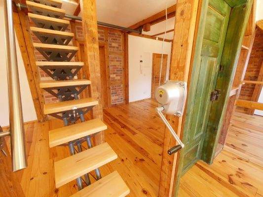  Die TREPPE kann hochgekurbelt werden