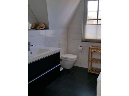 Das Badezimmer mit angenehmer Badewanne 