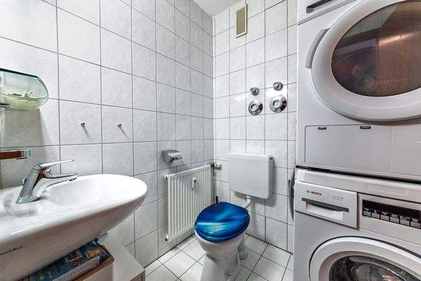 Gäste-WC mit Waschmaschinenanschluss