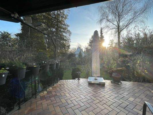 Terrasse mit Blick in den Garten