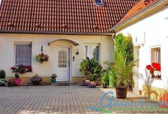 Haus von vorne im Sommer