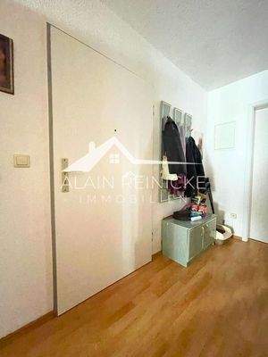 Wohnungstür im Flur