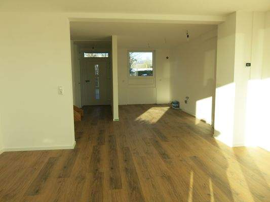 Blick zum Eingang und Küche re