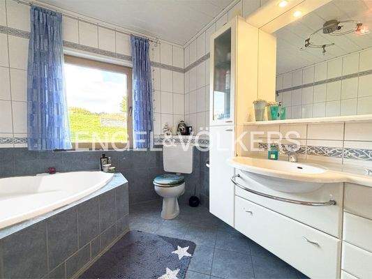 OG Tageslichtbad mit Dusche und Wanne