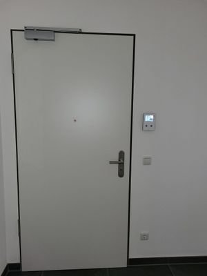 Wohnungseingang mit Spion und Camera