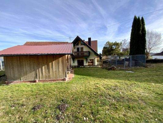 Außenansicht mit Gartenhütte