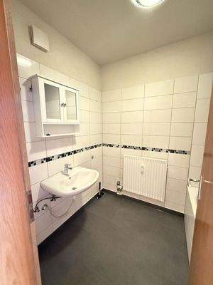 Bad mit Wanne/ Anschluss 2. WC