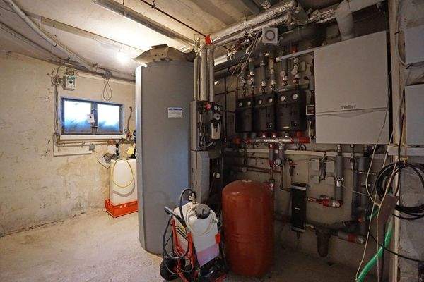 Heizraum mit Vaillant Gastherme und Solar Pufferspeicher