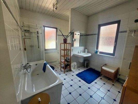 Großes Badezimmer (1.OG)