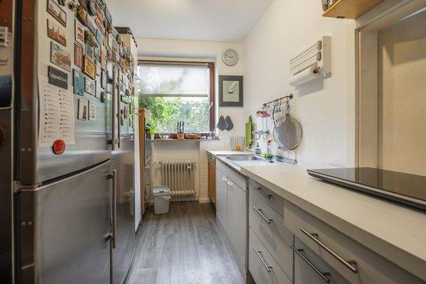 Küche mit Durchreiche zum Wohnzimmer Essbereich