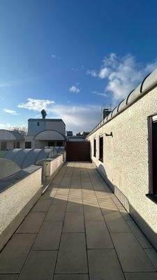 Dachterrasse mit blauem Himmel