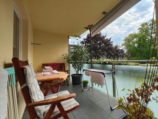 Balkon mit Sicht in Gartenanlage