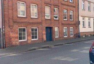 Hofseite mit Terrasse (2)