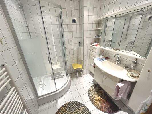 Das innenliegende Badezimmer im 1. OG