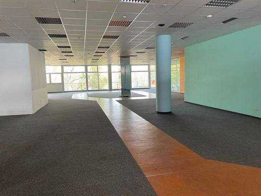 Leerer Büroraum mit Säule