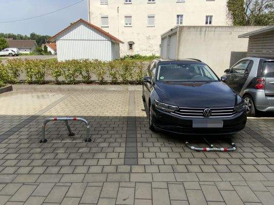 Zwei dazugehörende Stellplätze