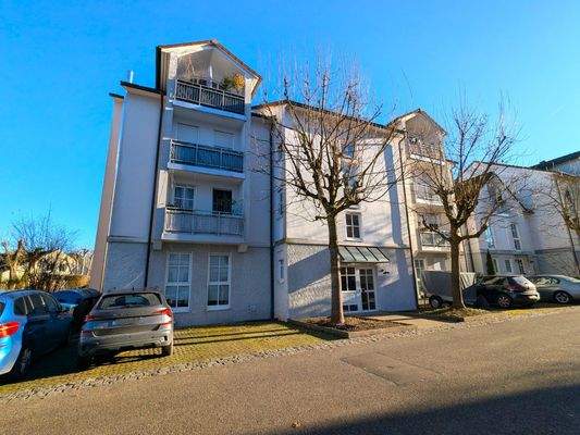 Westansicht des gepflegten Mehrfamilienhauses