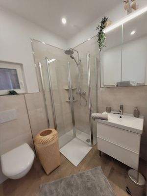 Wohnung EG rechts Bad Neu Bilder.jpg