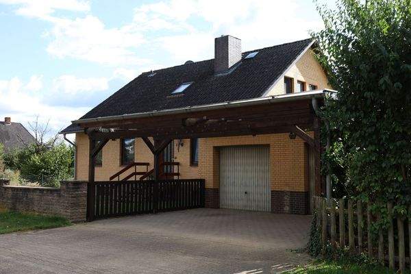 Einfamilienhaus mit Carport