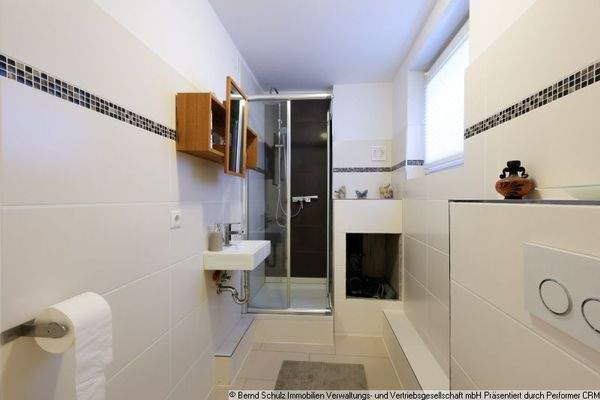 30 Duschbad im Keller