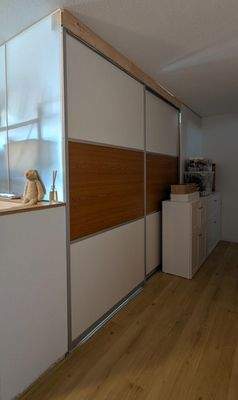 Flur mit Schiebetür