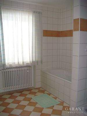 Badewanne neben Dusche