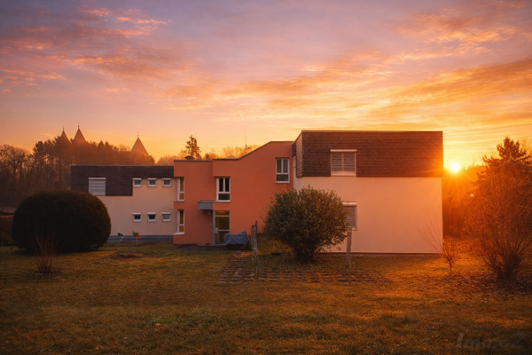 Außenansicht bei Sonnenaufgang