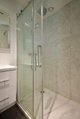 hauptbadezimmer-kaufen-dusche-wc-waschbecken-moder