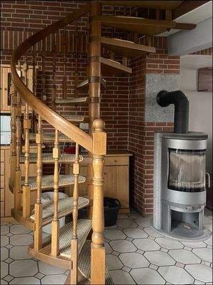 Elegante Holz-Wendeltreppe zum Dachgeschoss