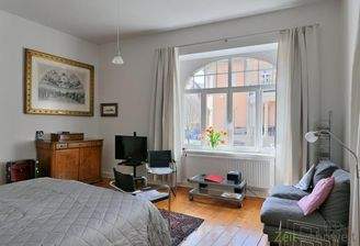 Kommode, TV und Sofa