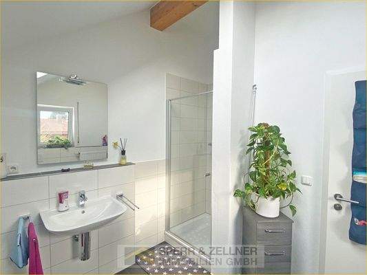 Bad mit Wanne, Dusche, Fenster im DG