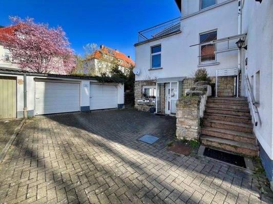 Hof mit Eingang Wohnungen u. 2 Garagen