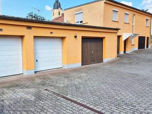 Hofansicht Nebengebäude mit Garagen