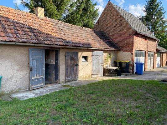 Nebengelass mit Garagen