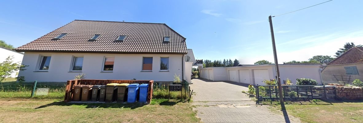 Sanierter Altbau zur Straße