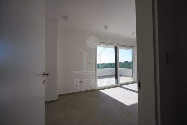 Masterschlafzimmer mit Badezimmer & begehbarer SchrankSZ mit BZ, Gardrobe, Balkon