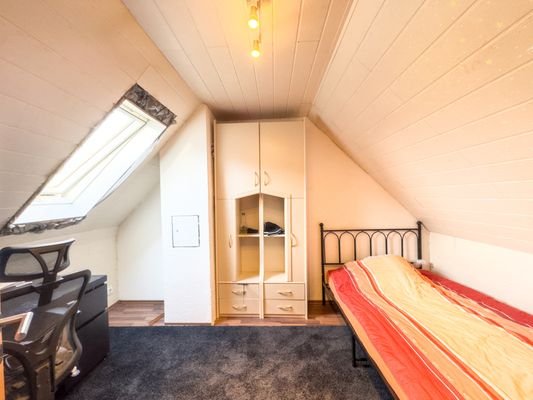 Kinderzimmer/Büro DG
