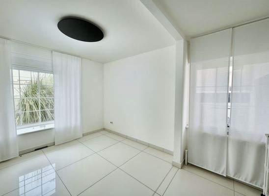 Haus I. Zimmer EG - (Raum entleert KI generiert)