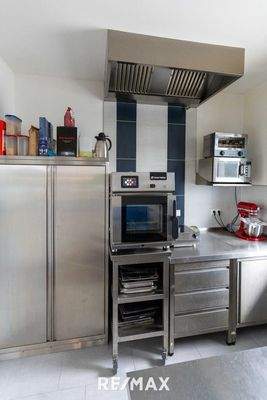 Gut ausgestattete Küche