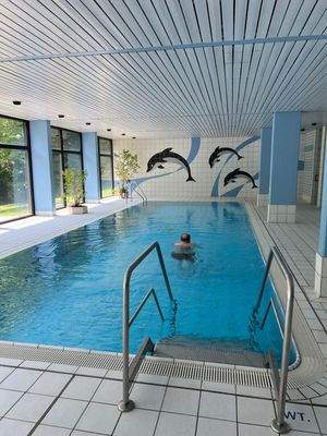 Hallenbad m. Liegewiese und Fitnessraum