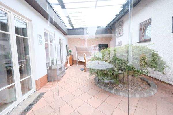 Terrassenbereich zwischen Anbau und Haupthaus