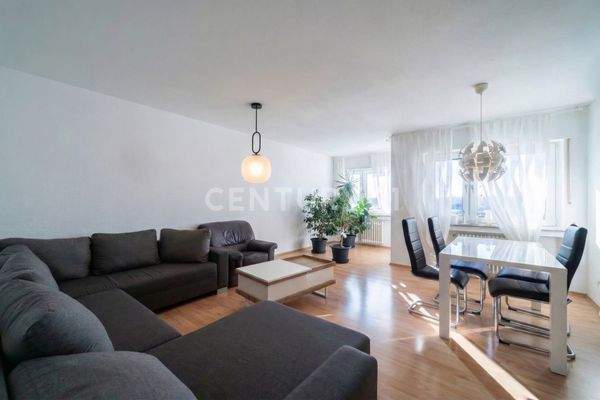 Wohnzimmer mit Zugang zum Balkon