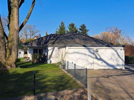 Straßenansicht mit Garagen.1.jpg