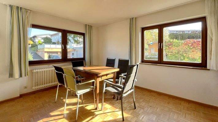 Das Souterrain und Hochparterre verfügen über eine