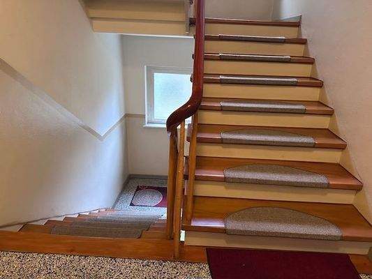 Treppenhaus mit Holztreppen-/u. handlauf