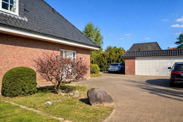 Doppelgarage & Außenstellplätze