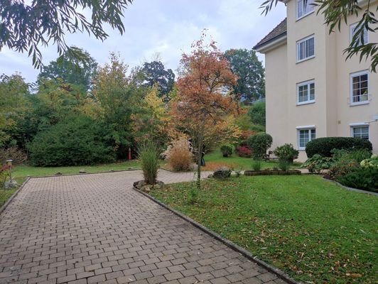 Nachbarhaus und Baugrundstück