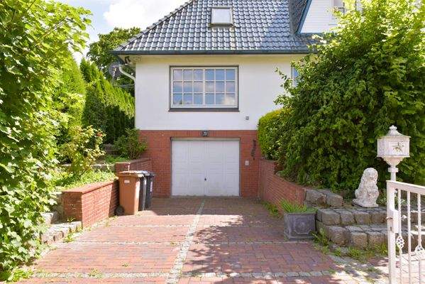 Einfahrt Garage und Stellplatz