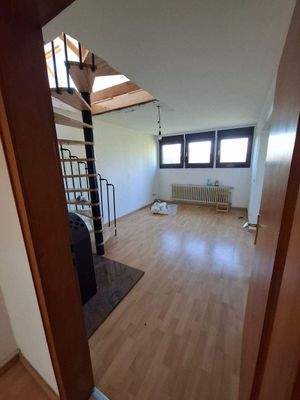 3. Zimmer mit Durchgang zur Küche.jpg