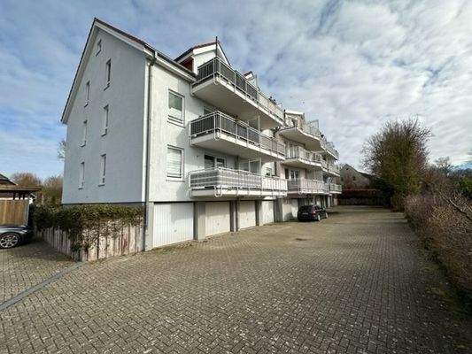 Rückseite mit Garageneinfahrt